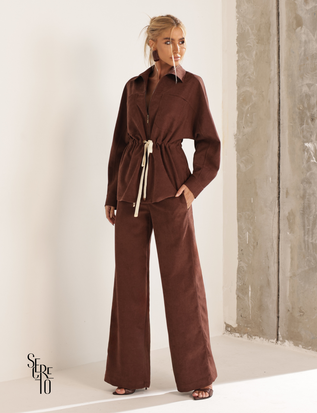 Conjunto Casaco e Calça Aveludado Helen Marrom