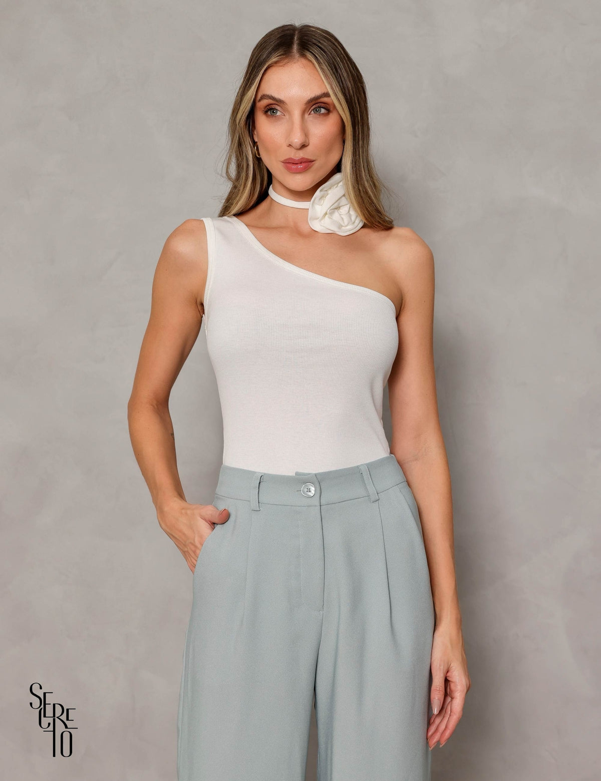 Regata Um Ombro Canelado com Choker Flor Off