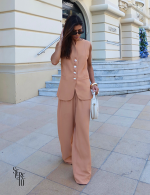 Conjunto Alfaiataria Colete  Botões Bicolor e Calça Pantalona Fernanda Camel