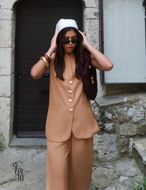 Conjunto Alfaiataria Colete  Botões Bicolor e Calça Pantalona Fernanda Camel