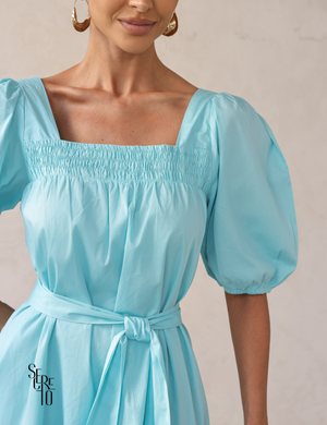 Vestido Curto Manga Bufante com Faixa Cristal Azul