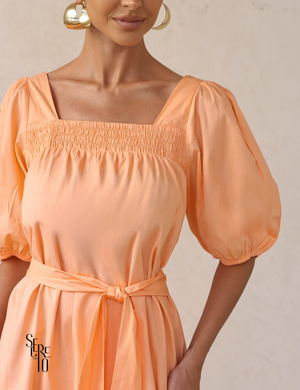 Vestido Curto Manga Bufante com Faixa Cristal Coral