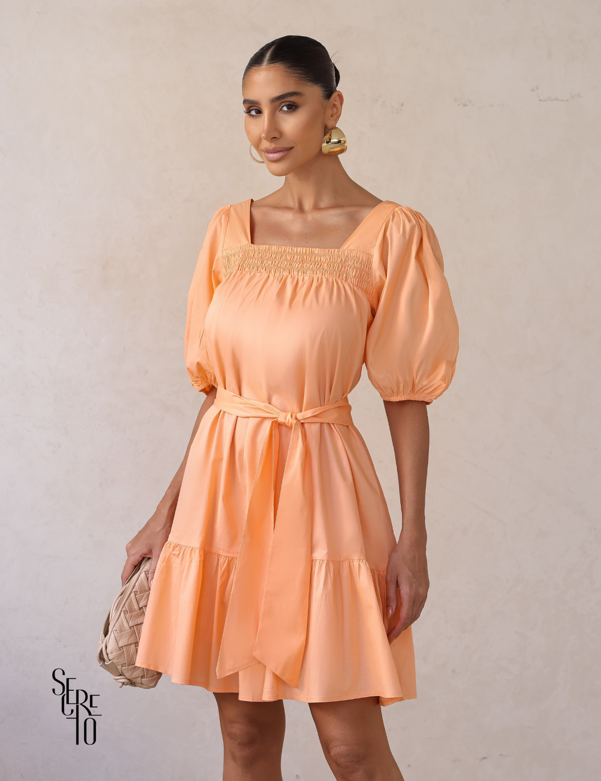 Vestido Curto Manga Bufante com Faixa Cristal Coral