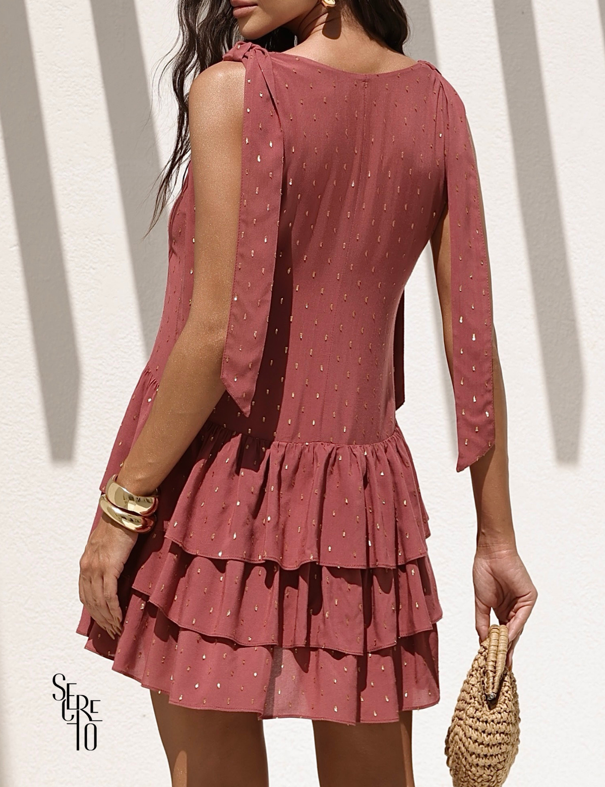 Vestido Curto Dourado com Camadas Roseli Rosê