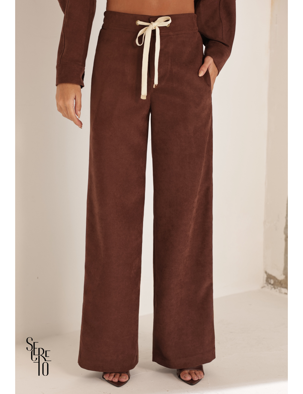 Conjunto Casaco e Calça Aveludado Helen Marrom