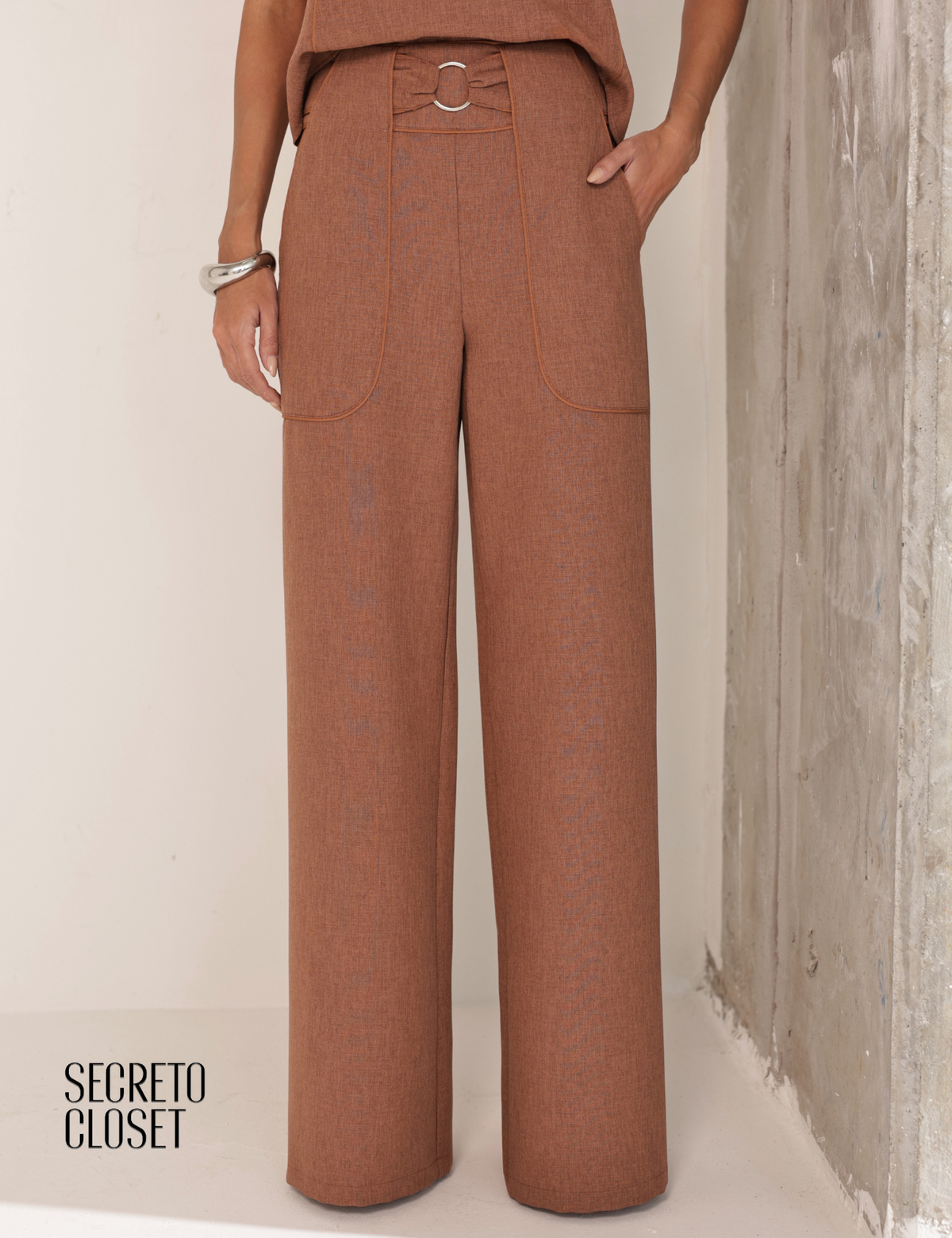 Conjunto Blusa e Calça Viés Dana Camel